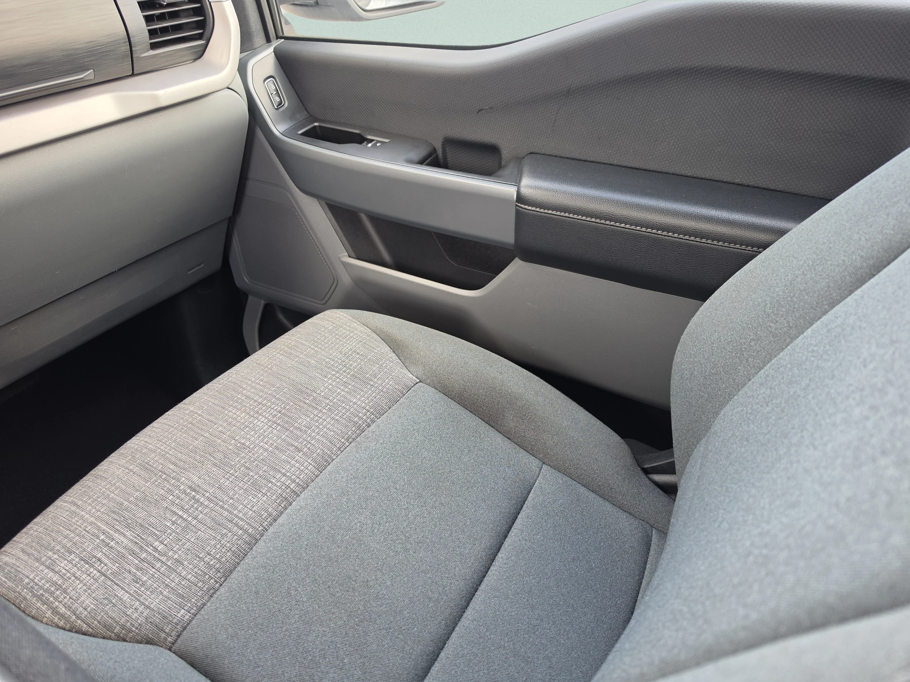 Used 2023 Oxford White Ford XLT image 22