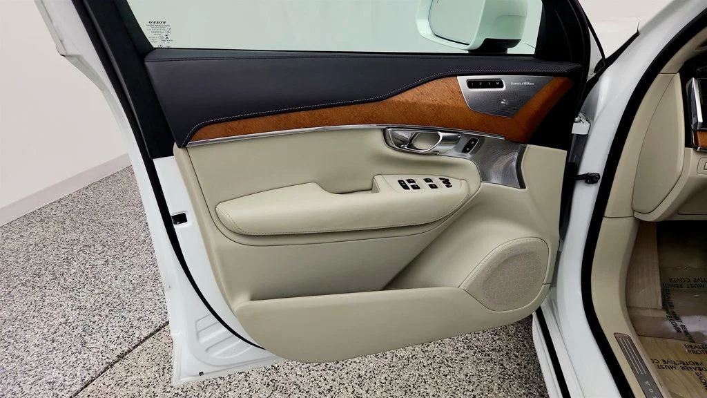 Used 2017 Crystal White Pearl Volvo T8 eAWD Plug-In Hybrid 7-Passenger Excellence image 11