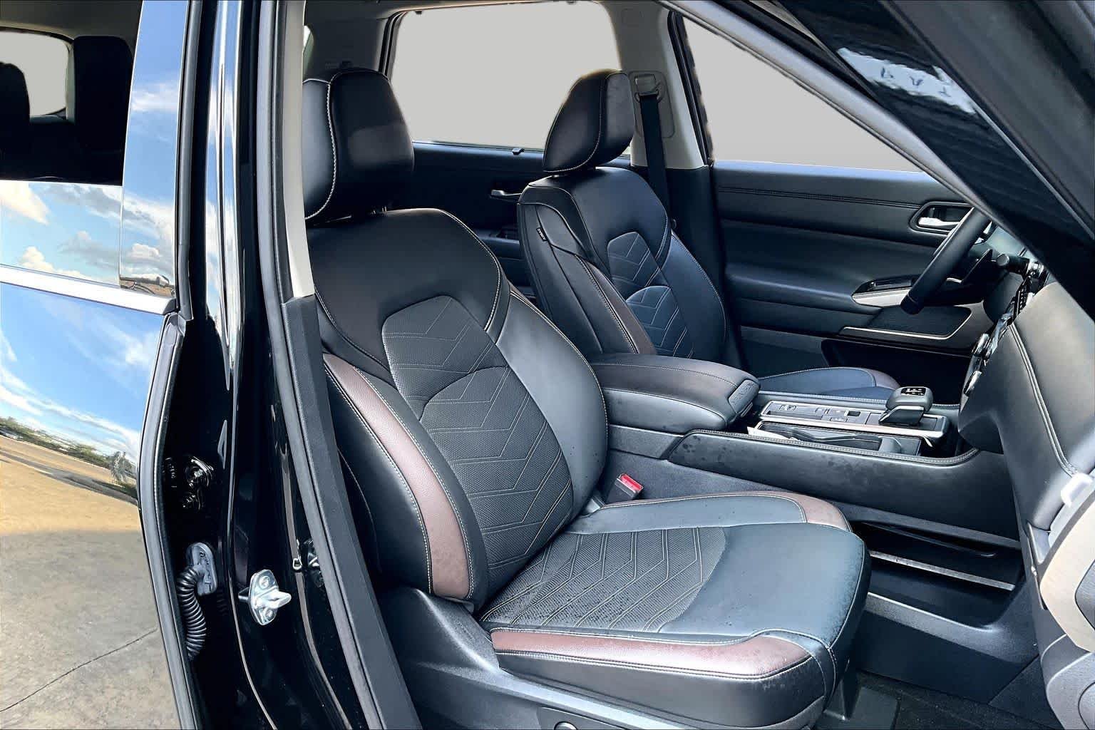Used 2025 Super Black Nissan Platinum image 9