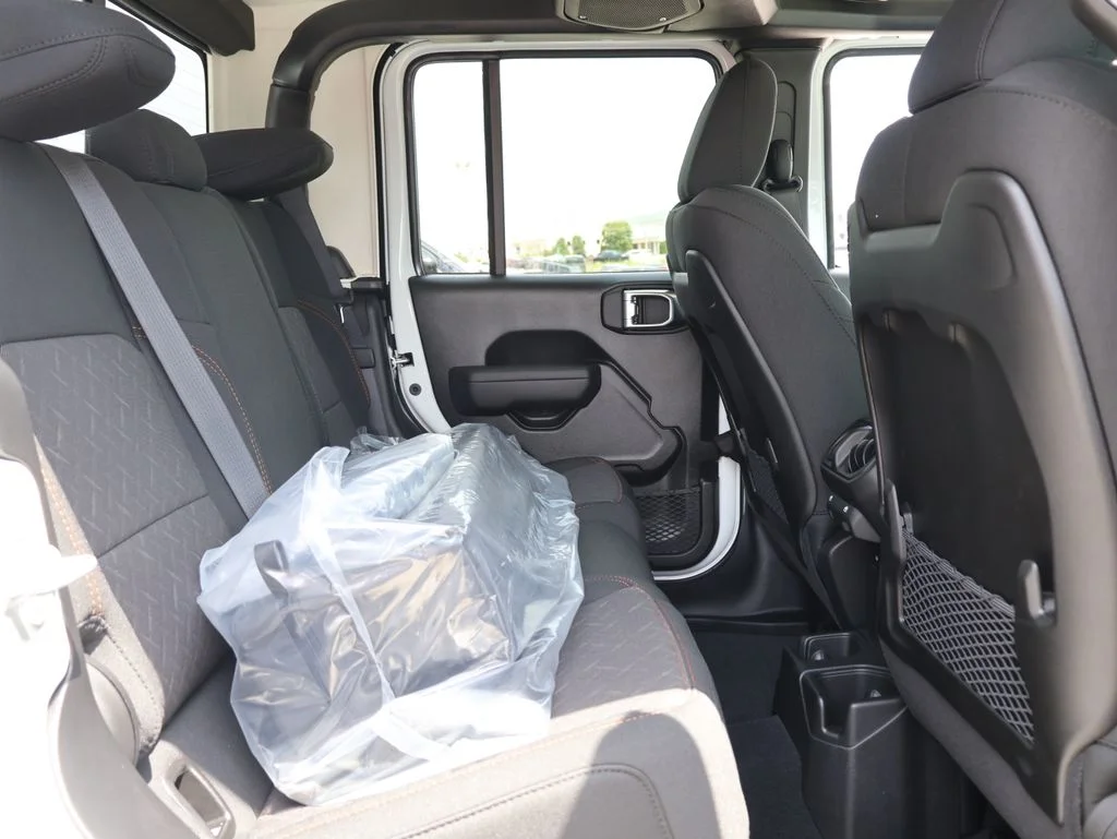 New 2026 Bright White Clear-Coat Exterior Paint Jeep Mojave image 12