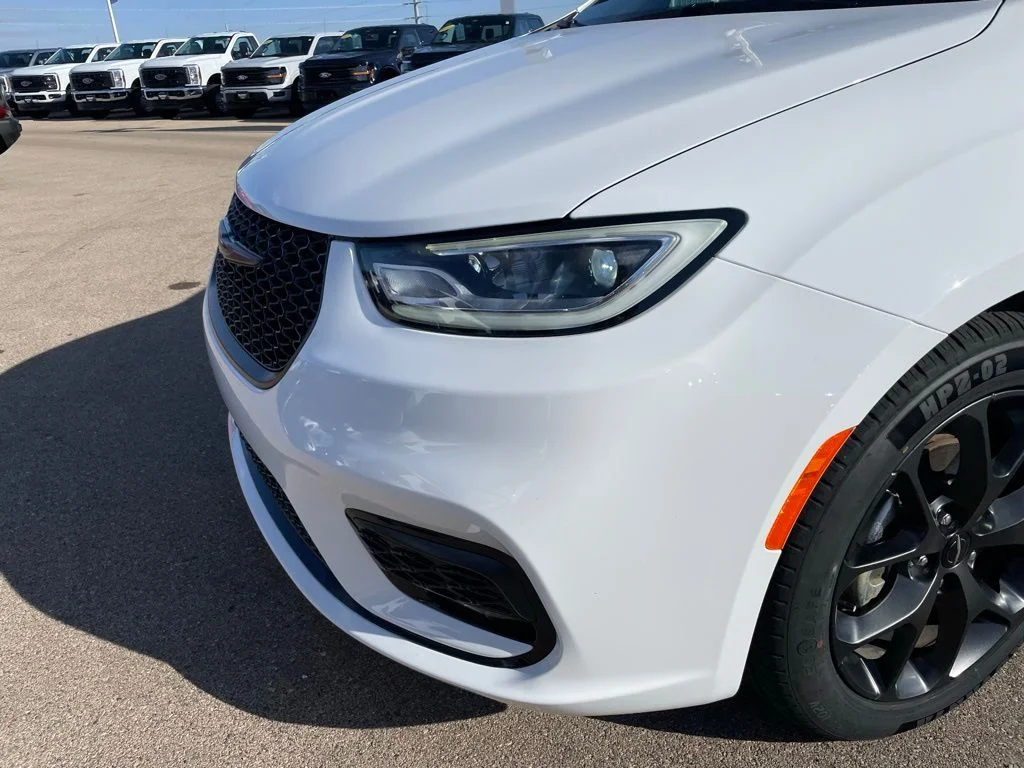 Used 2025 Bright White Clearcoat Chrysler Limited image 28
