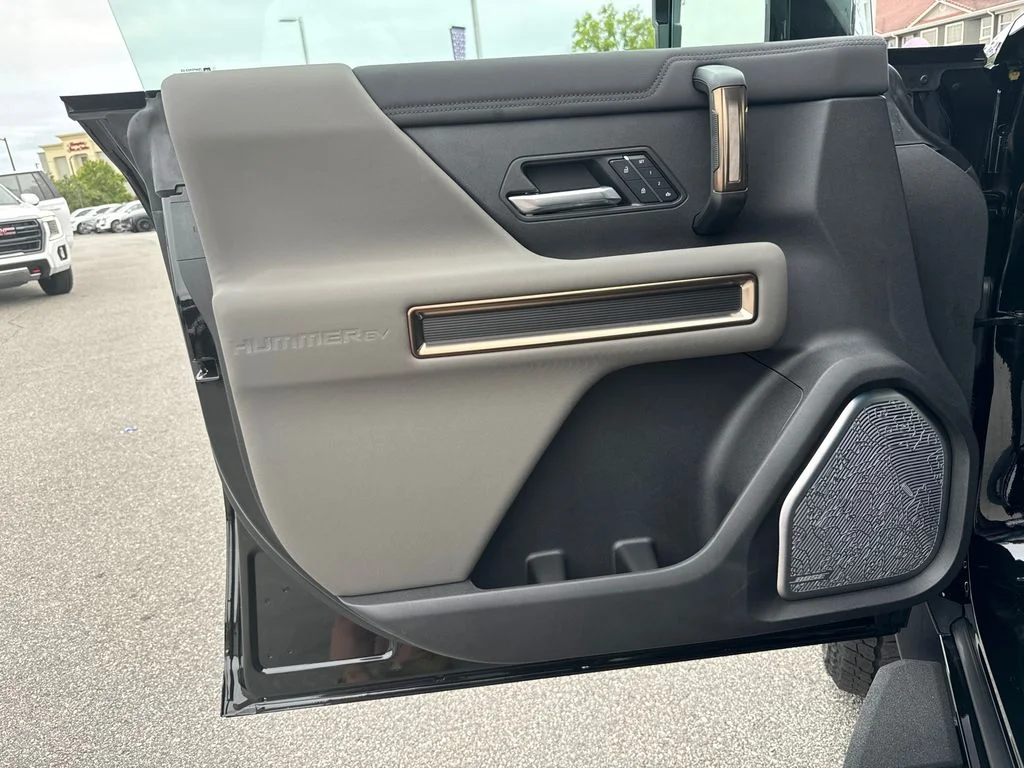 Used 2025 Black GMC 2X image 10