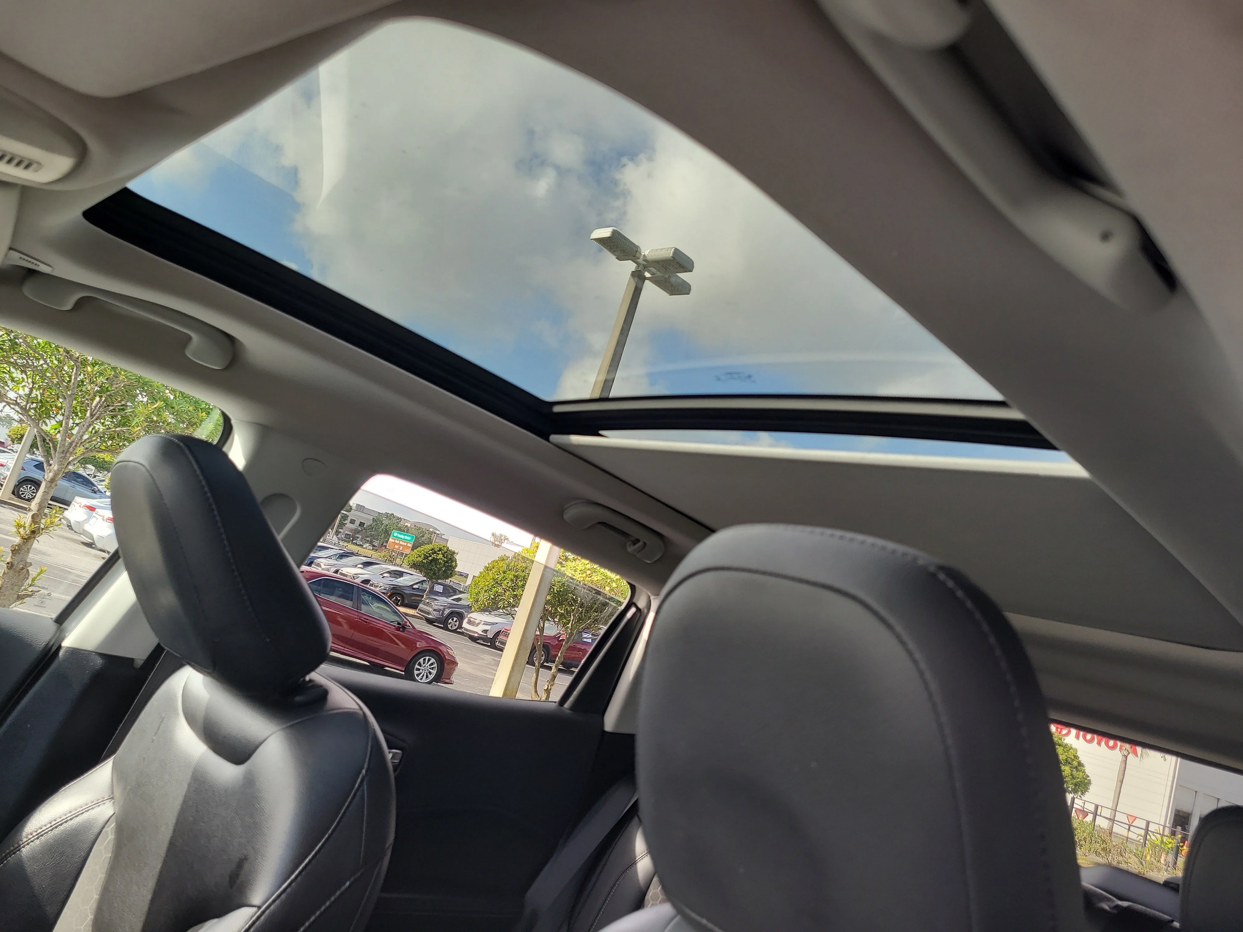 Used 2018 White Clearcoat Jeep Latitude image 26