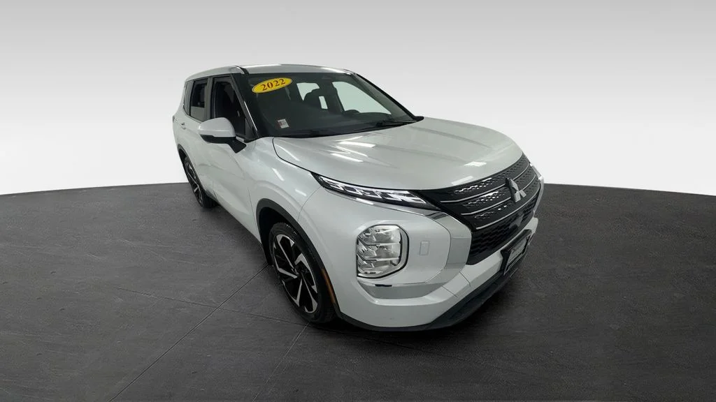 2022 Mitsubishi Outlander ES S-AWC's photo