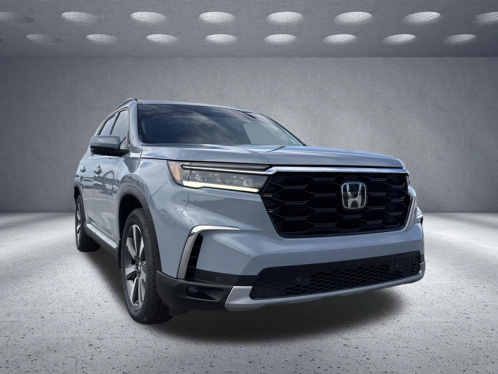 Used 2024 Sonic Gray Pearl Honda Touring image 3