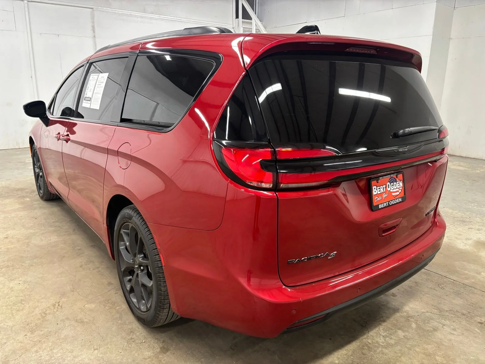Used 2025 Red Chrysler Limited image 5