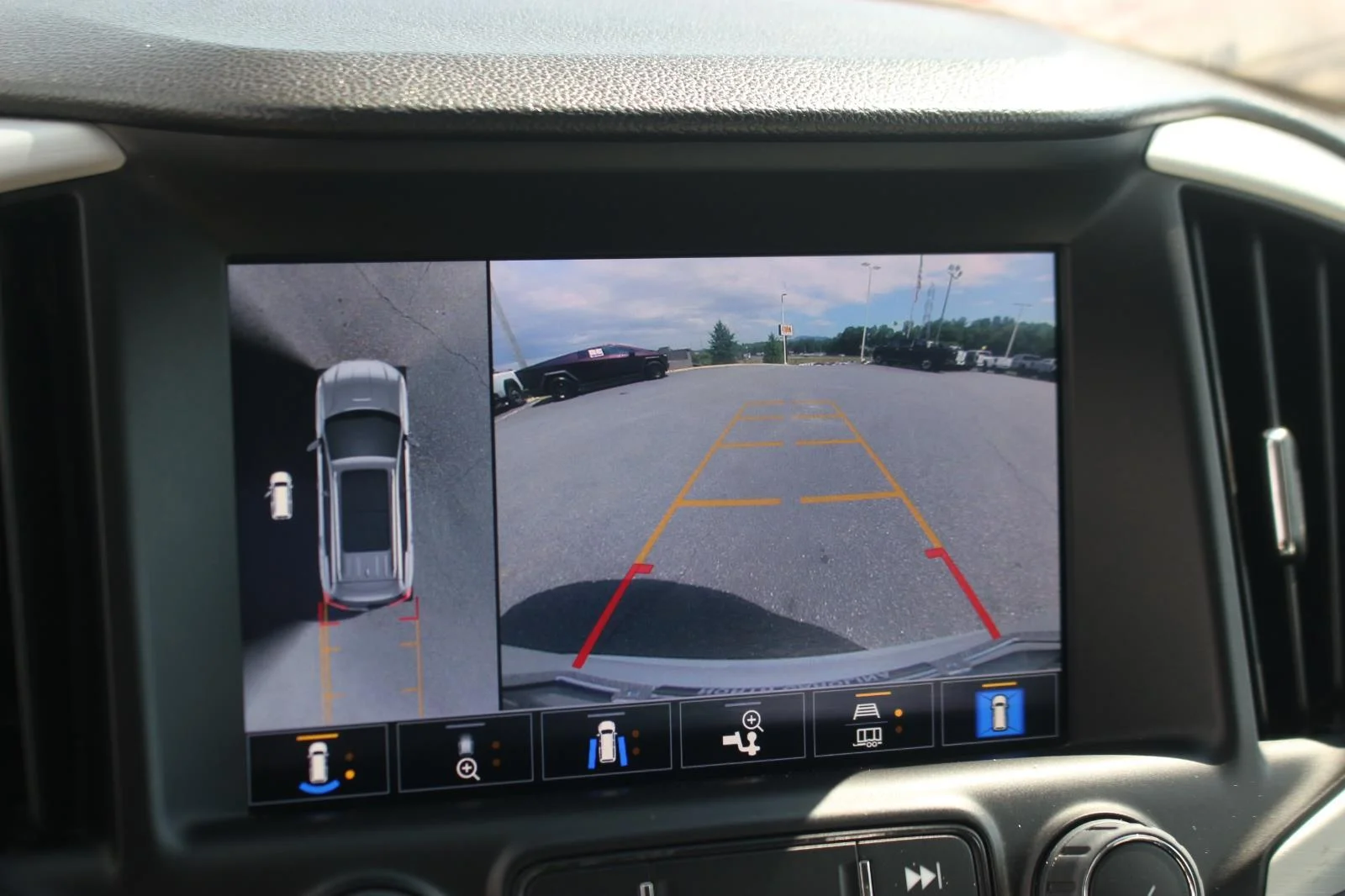 Used 2022 White Frost Tricoat GMC SLT image 27