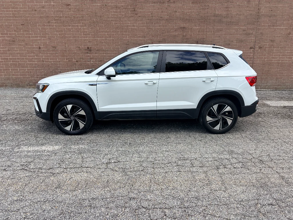 Used 2024 Pure White Volkswagen SE image 2