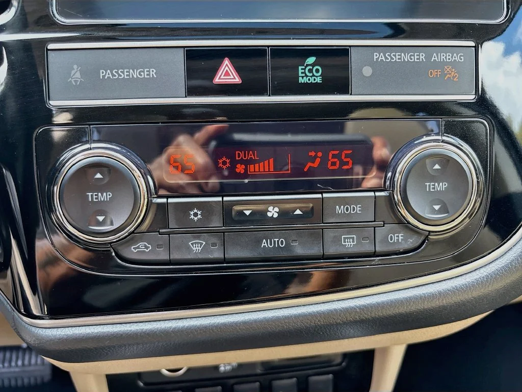 Used 2019 Labrador Black Metallic Mitsubishi SEL image 16