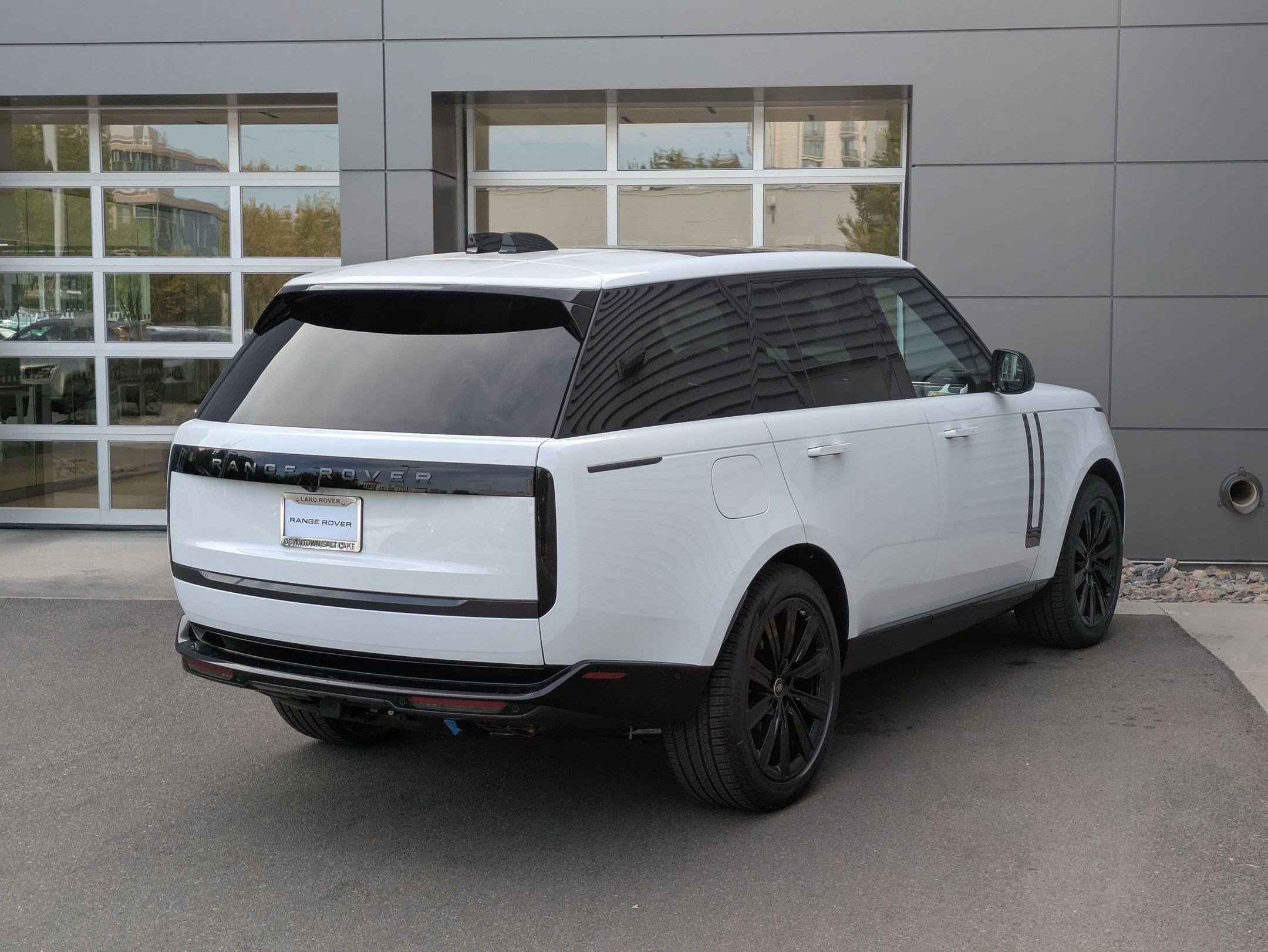New 2025 Fuji White Land Rover SE image 5