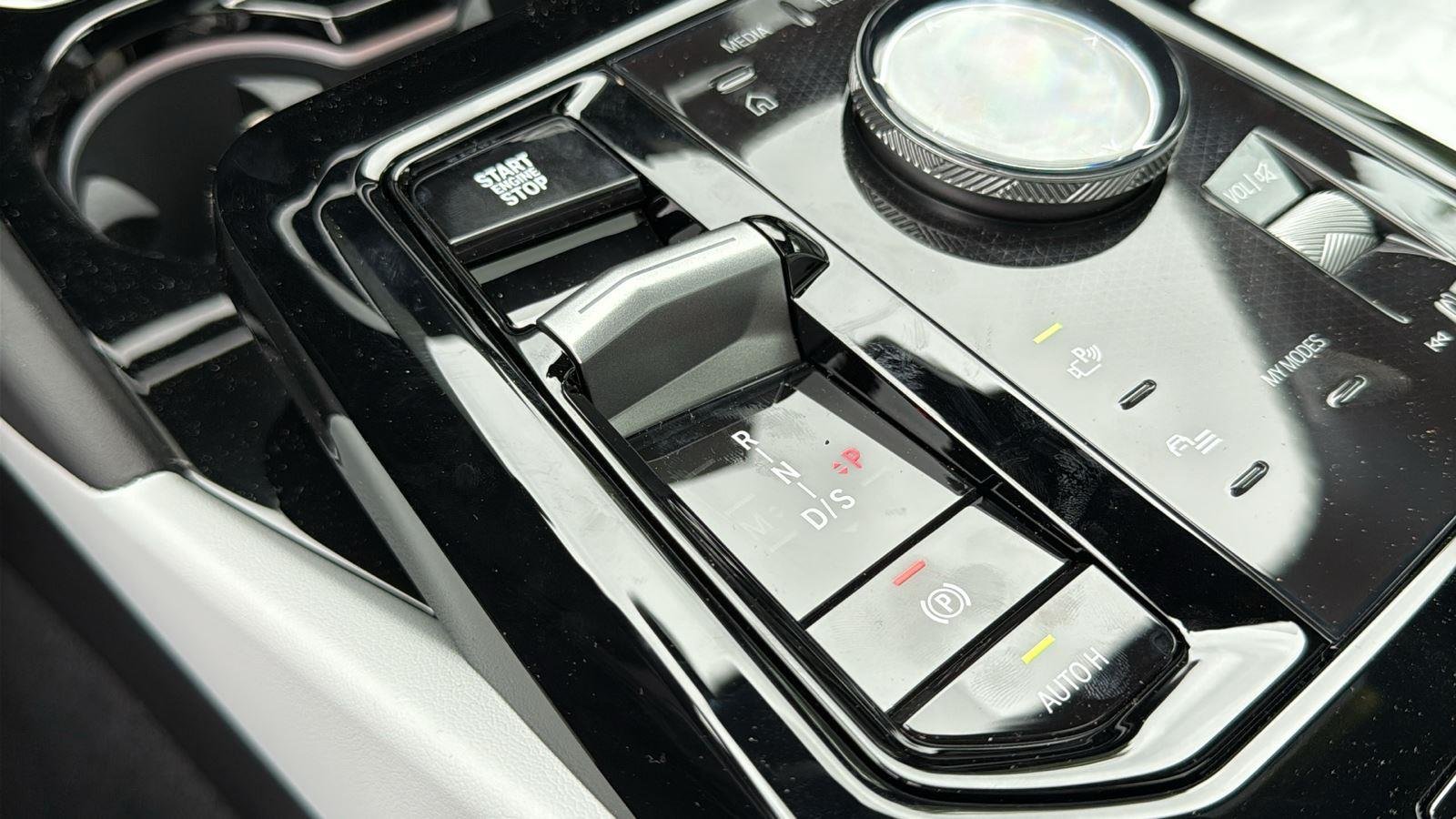 New 2027 Carbon Black Metallic BMW 550e xDrive image 18