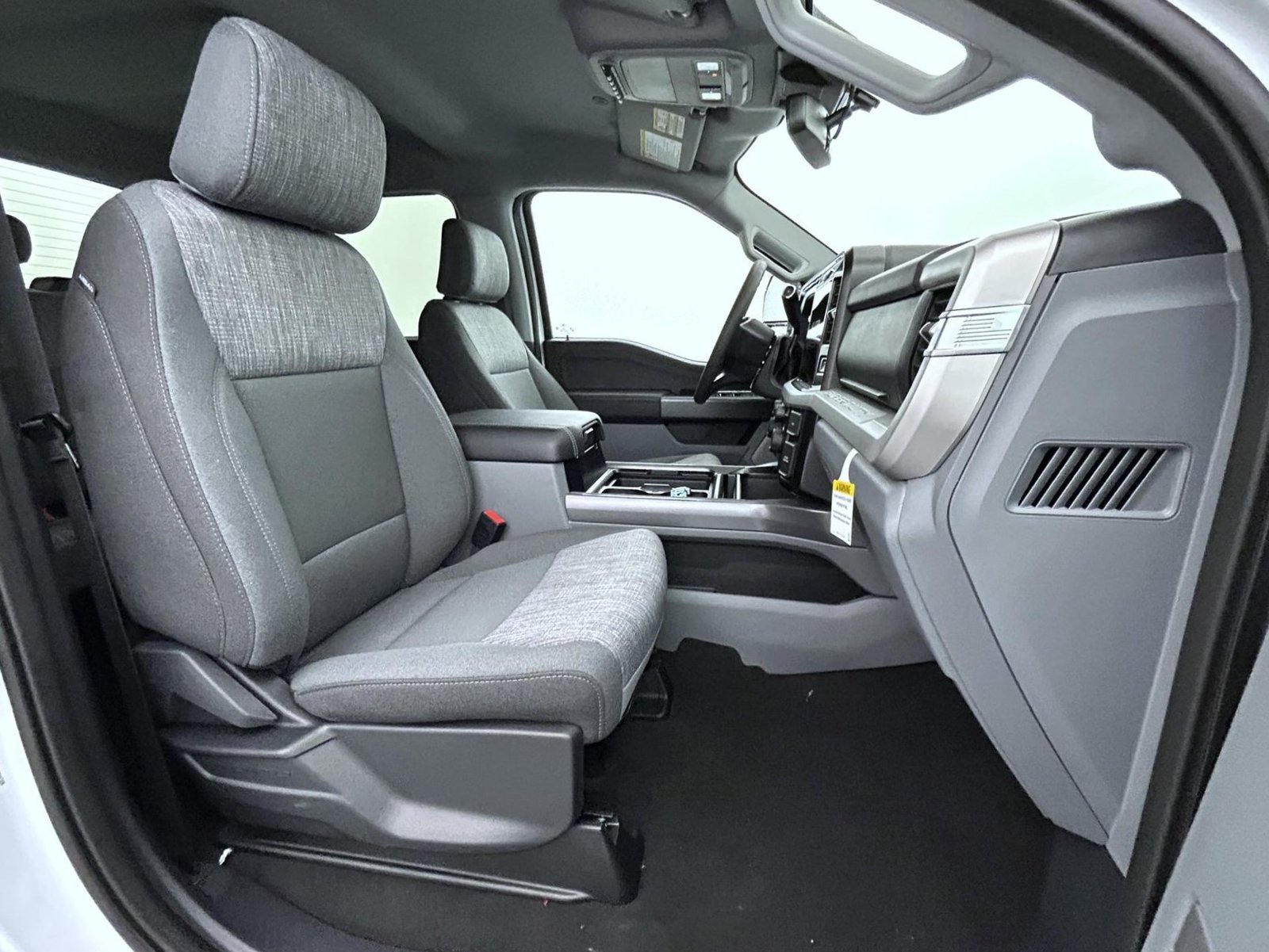 New 2026 Oxford White Ford XLT image 15