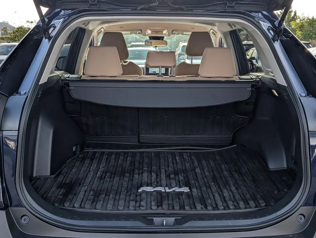 2025 Toyota RAV4 XLE - Photo 10