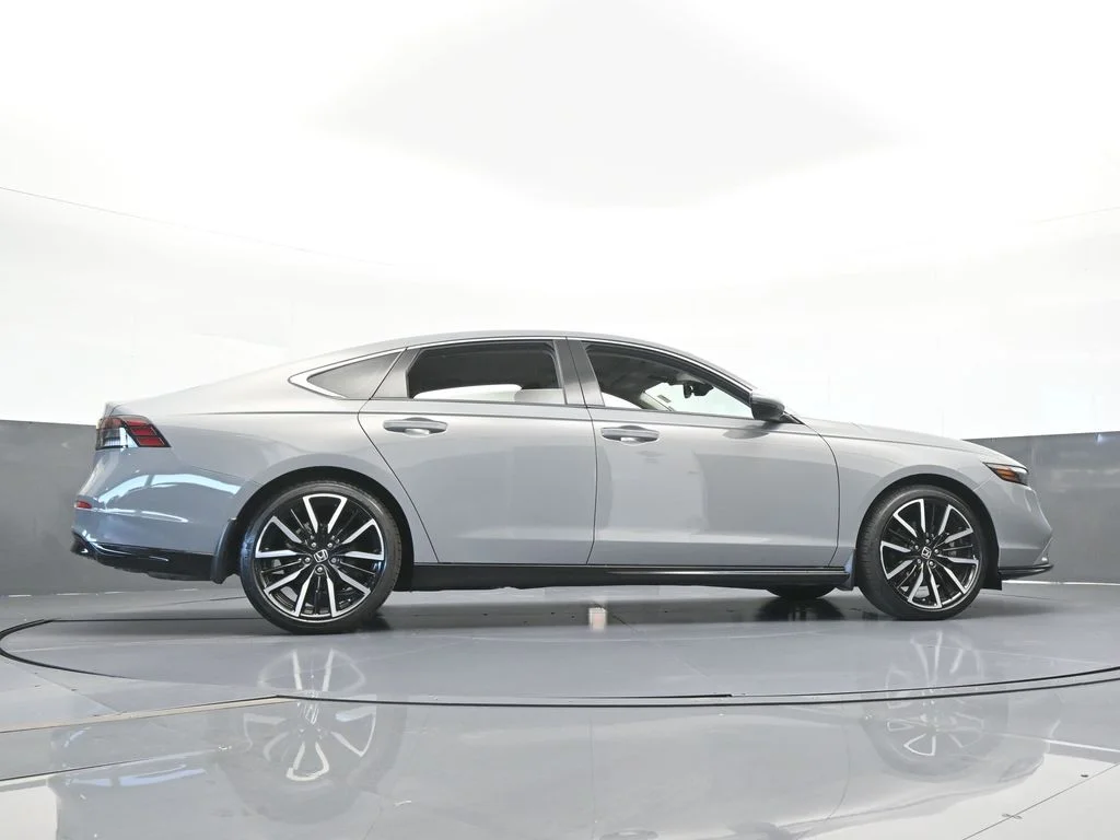 Used 2024 Solar Silver Metallic Honda Touring image 58