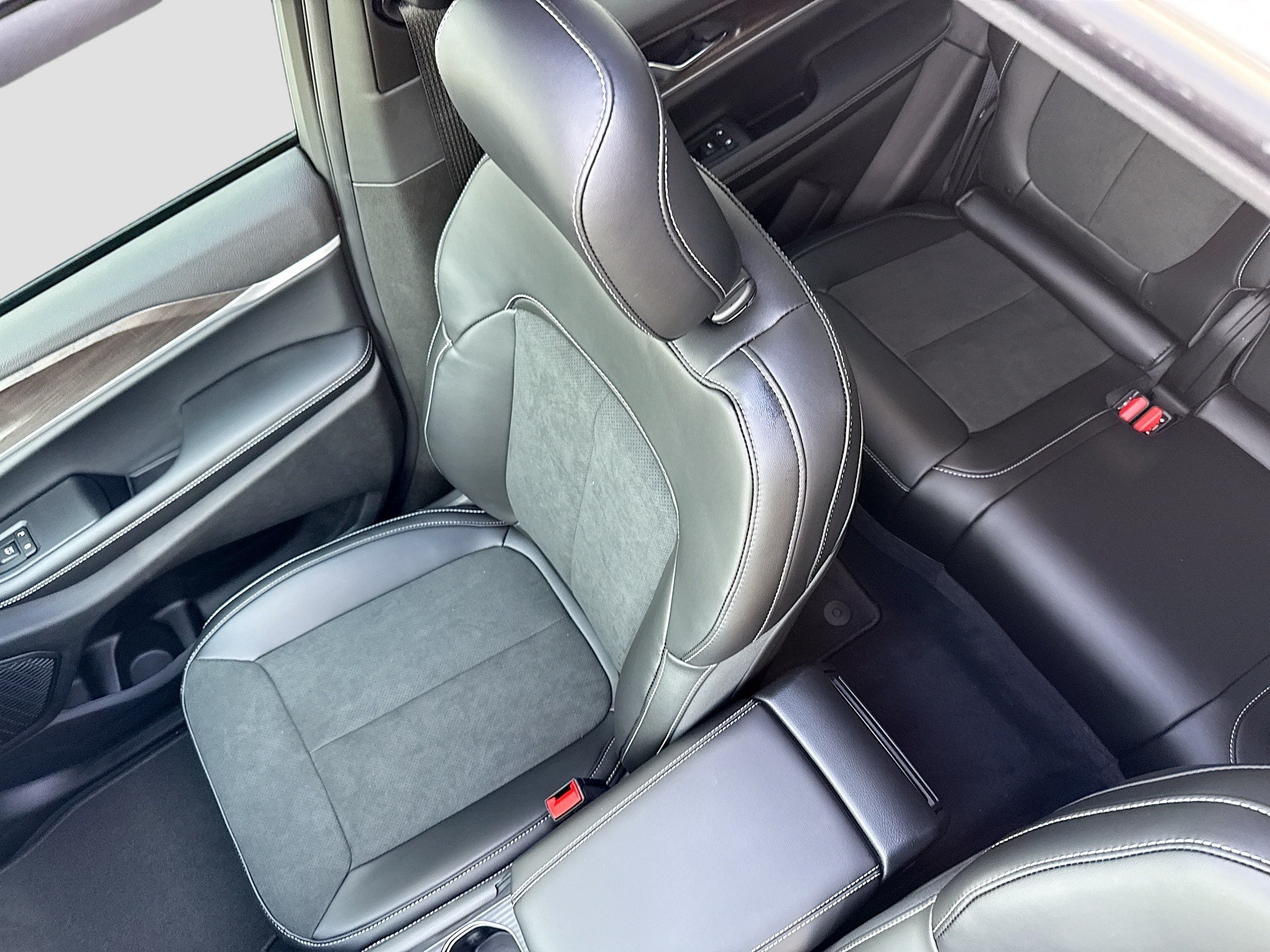 New 2026 Silver Zynith Exterior Paint Jeep Laredo Altitude image 24