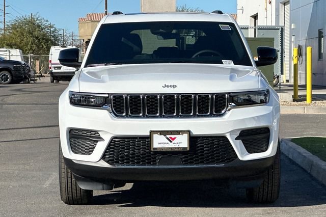 New 2025 Bright White Clear-Coat Exterior Paint Jeep Laredo X image 12