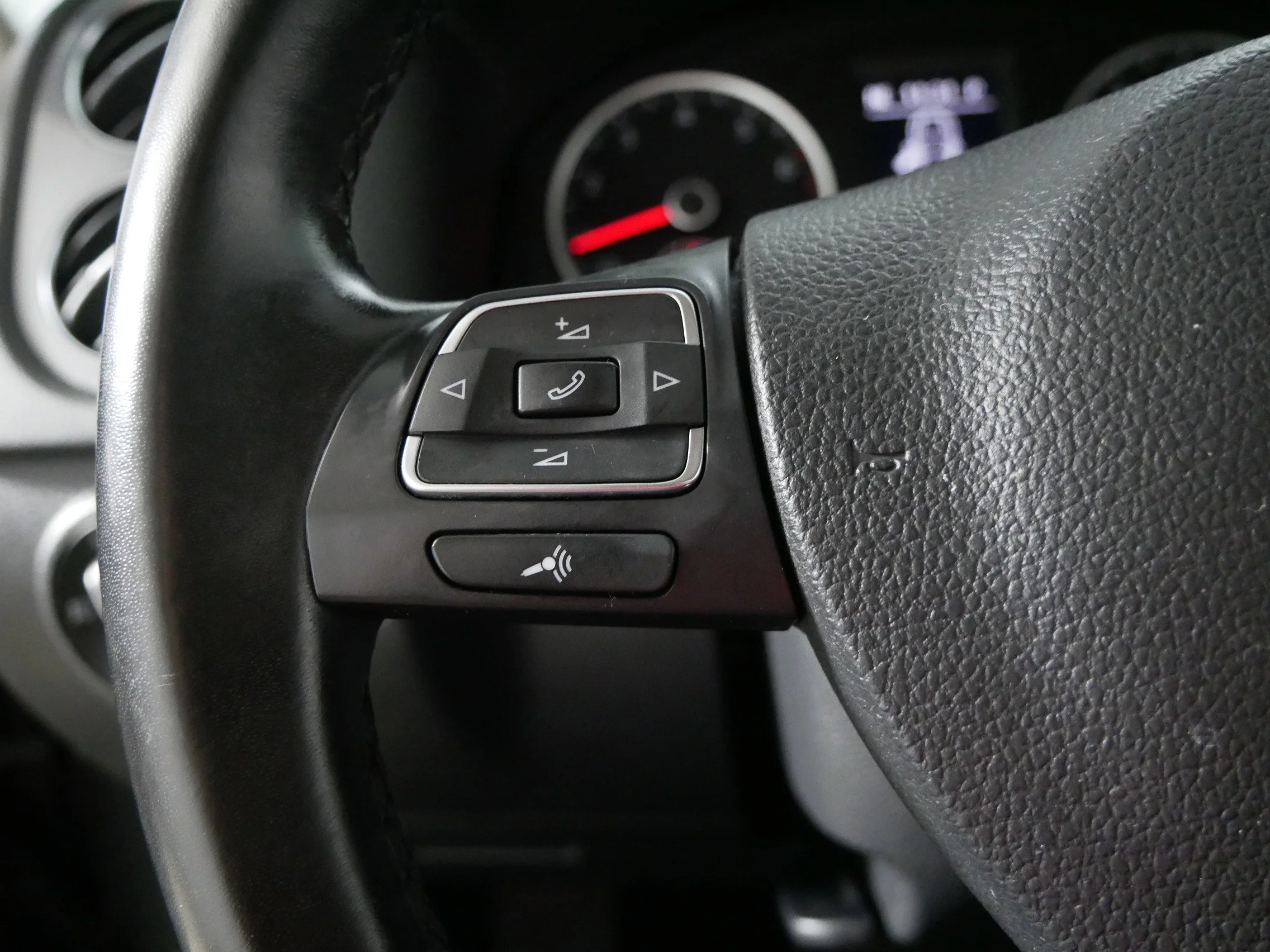 Used 2014 Pepper Gray Metallic Volkswagen SE image 28