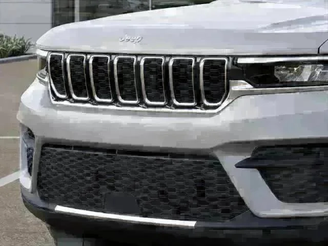 New 2025 Silver Zynith Exterior Paint Jeep Laredo X image 32