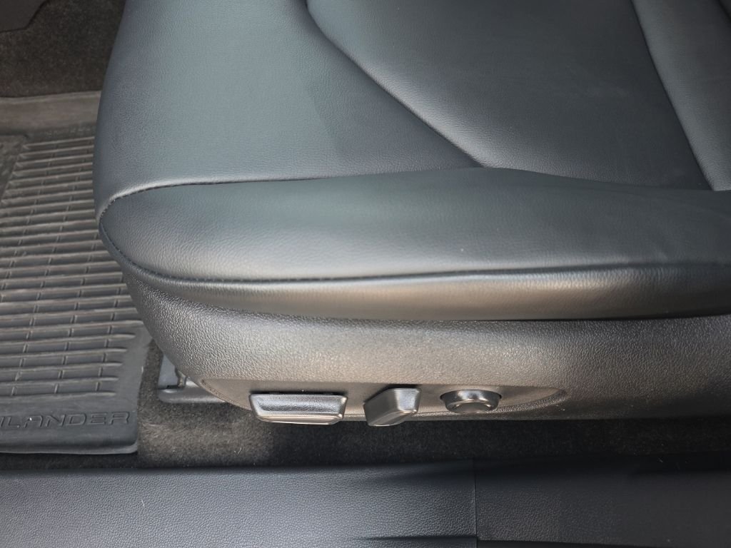 Used 2025  Toyota XLE image 16