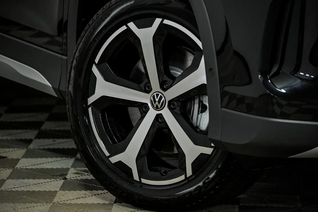 New 2026 Black Volkswagen 2.0T SE image 3