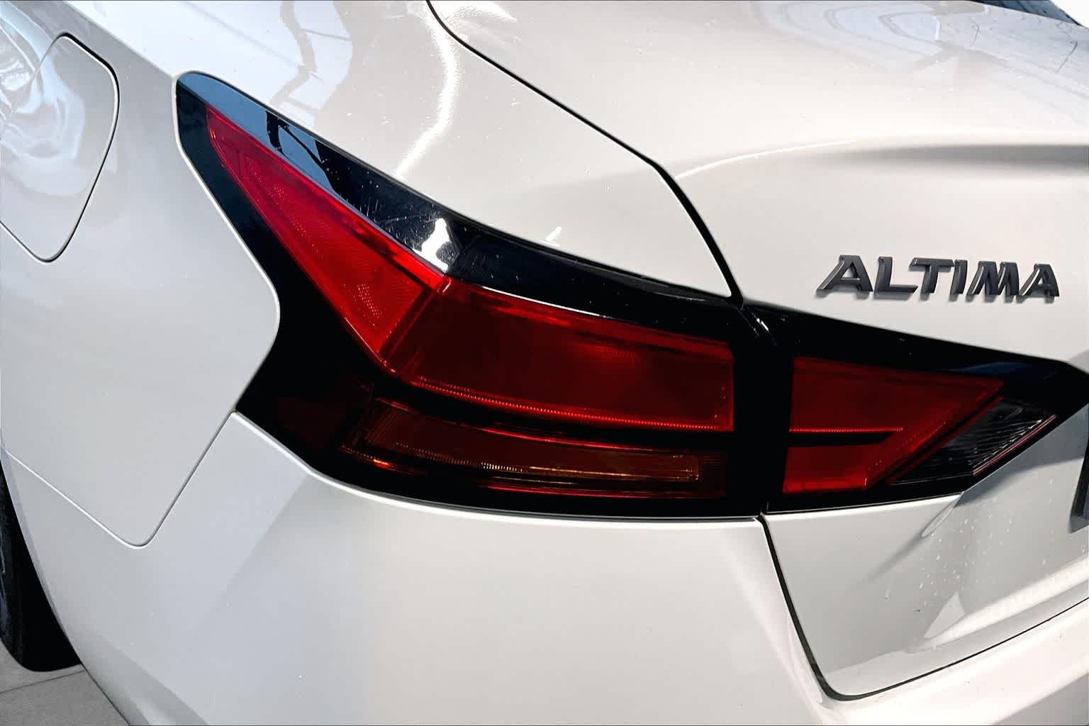 Used 2025 Glacier White Nissan SV image 27