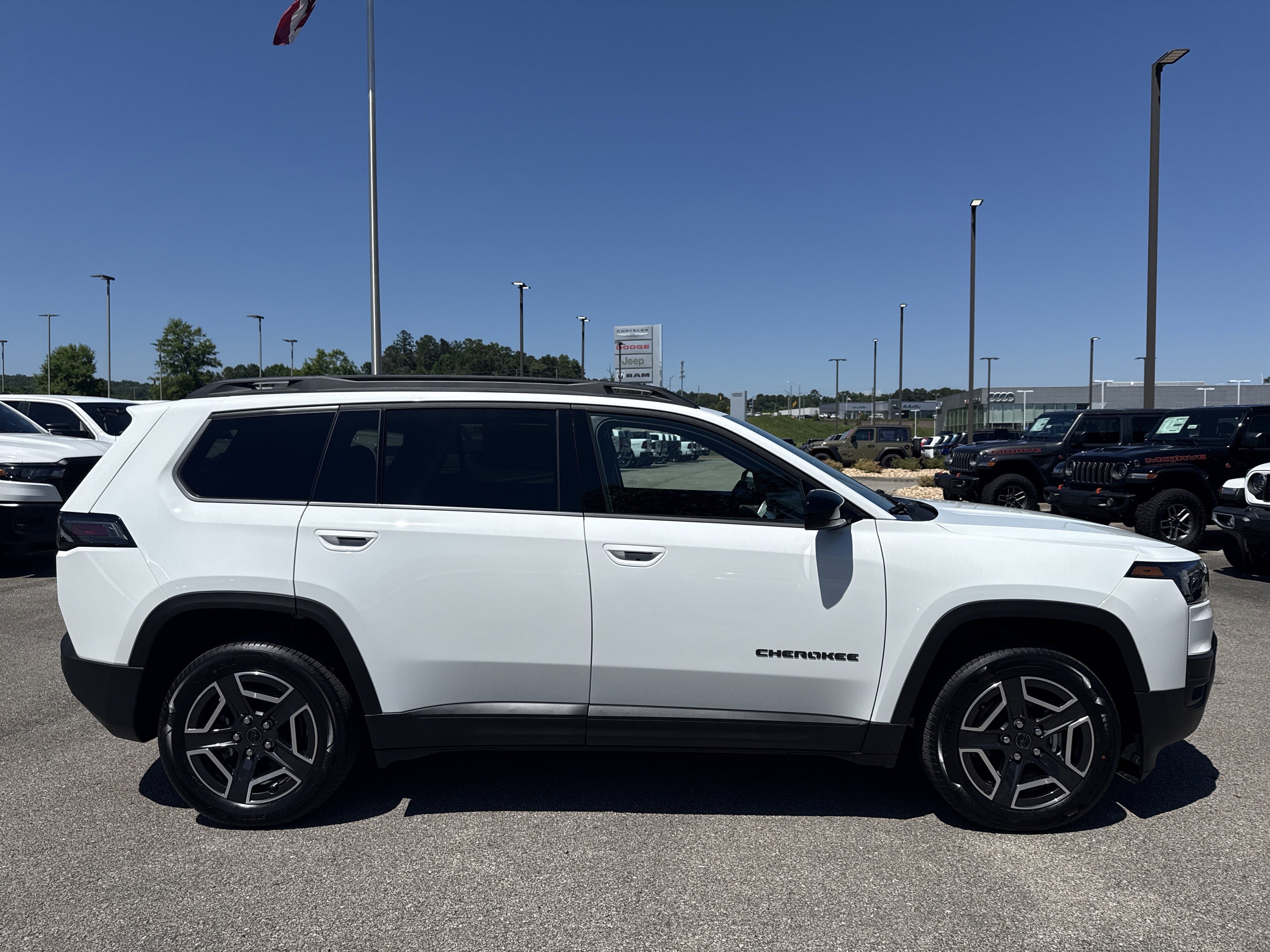 New 2026 Bright White Clear-Coat Exterior Paint Jeep Laredo image 8