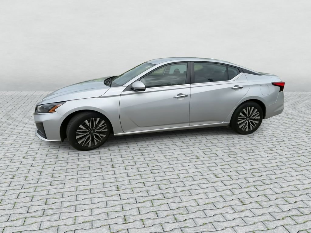 Certified Used 2023 Silver Nissan 2.5 SV image 4