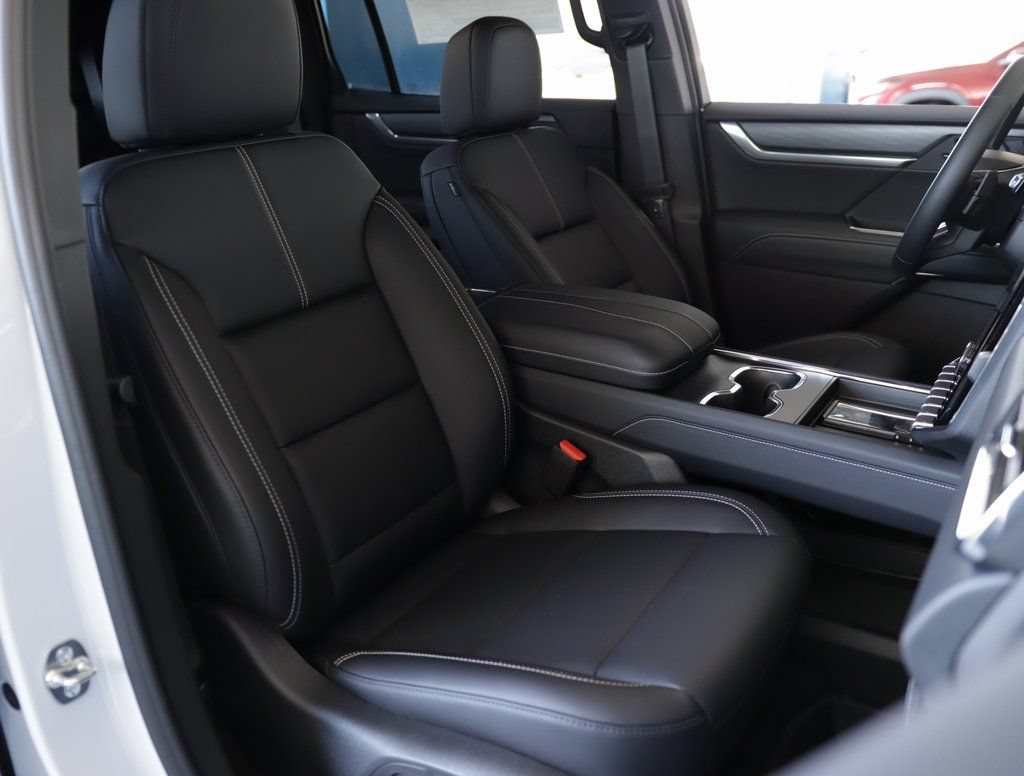 New 2026 Glacier White Tricoat GMC Elevation image 33