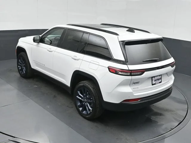 New 2026 Bright White Clear-Coat Exterior Paint Jeep  image 34