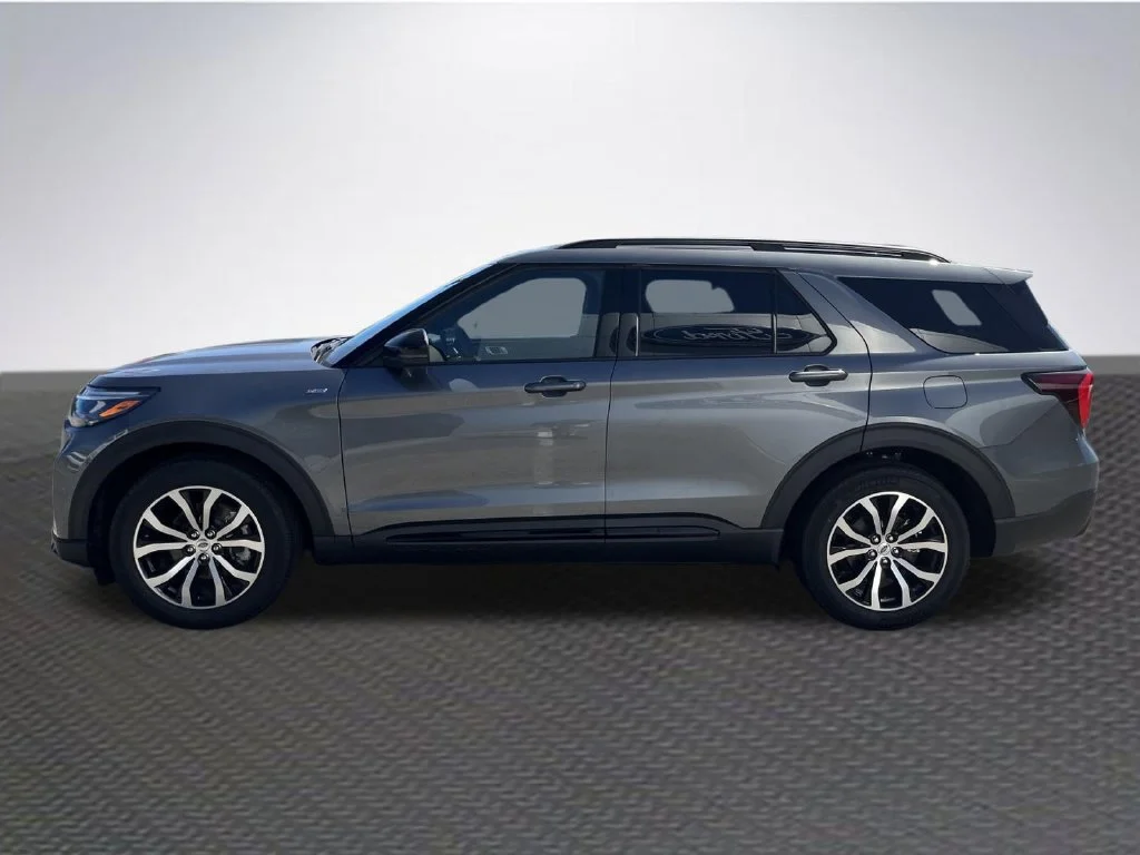 New 2026 Carbonized Gray Metallic Ford ST-Line image 4