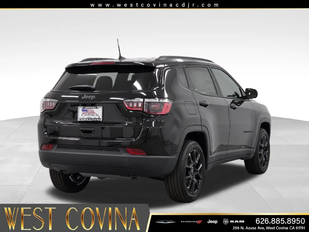 New 2026 Diamond Black Crystal Pearl-Coat Exterior Paint Jeep Latitude image 5