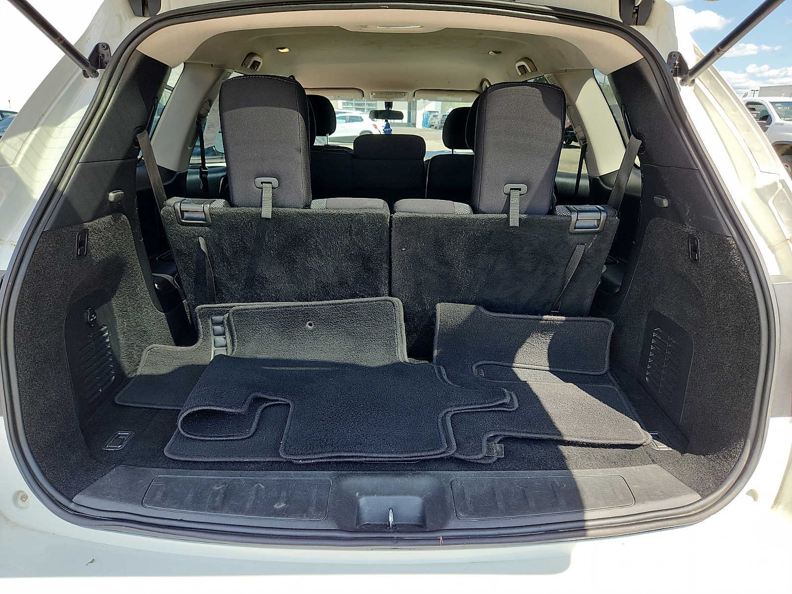 Used 2019 White Nissan S image 32