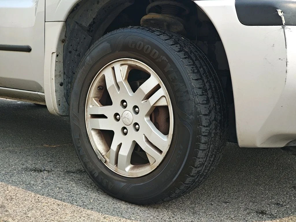 2005 Mitsubishi Endeavor LS - Photo 9