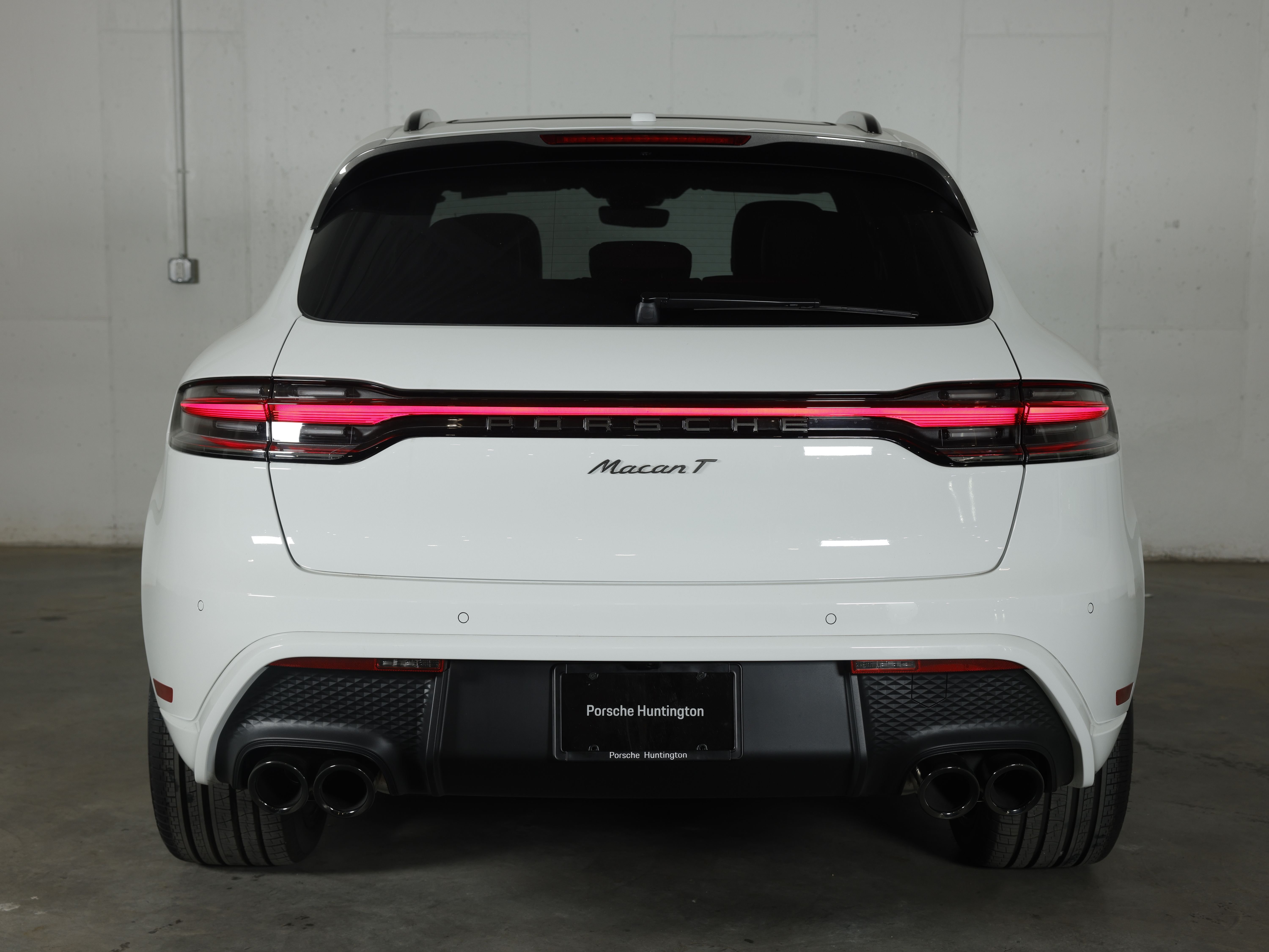 2026 Porsche Macan T - Photo 8
