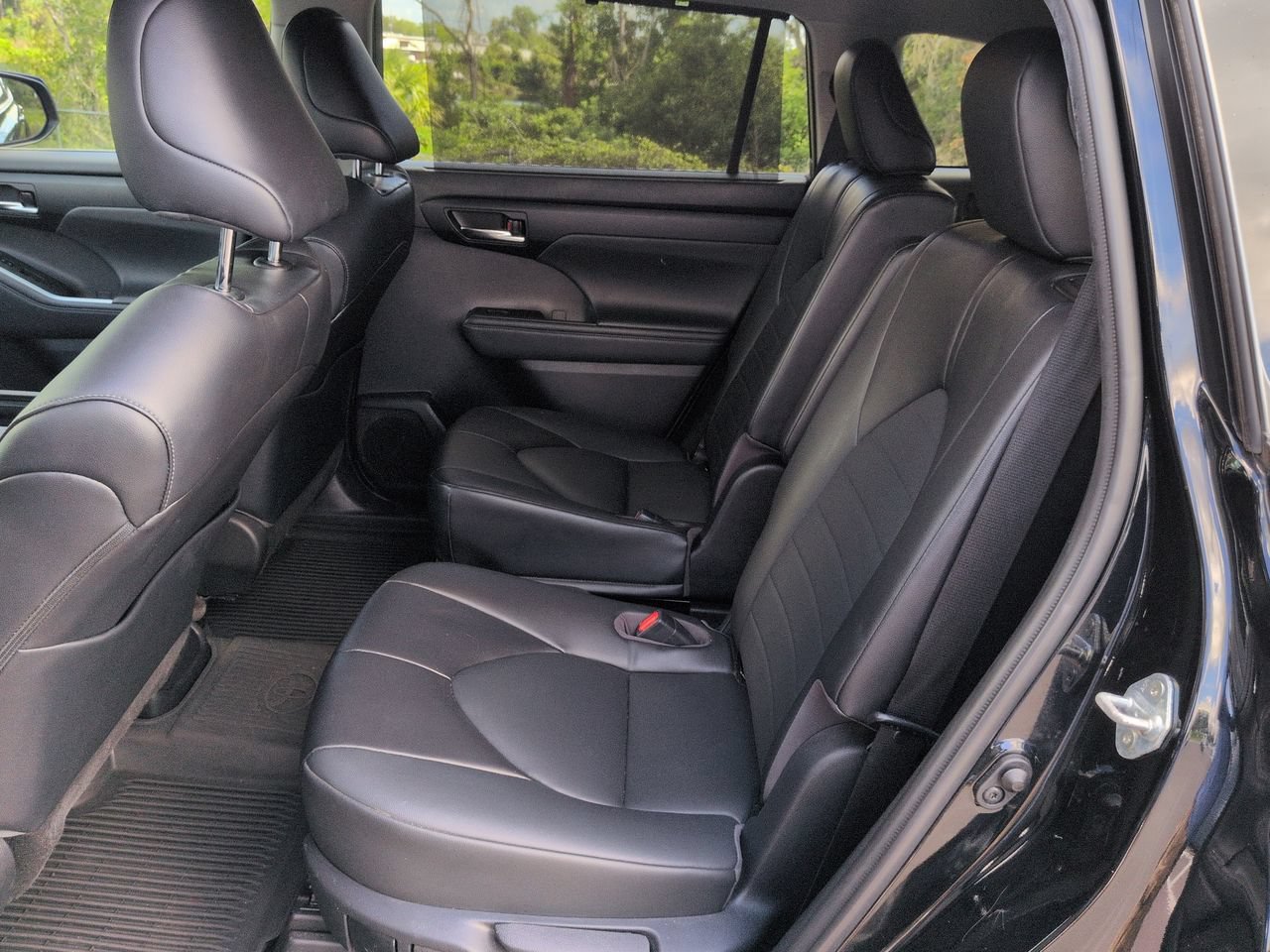 Used 2022 Midnight Black Metallic Toyota XLE image 17