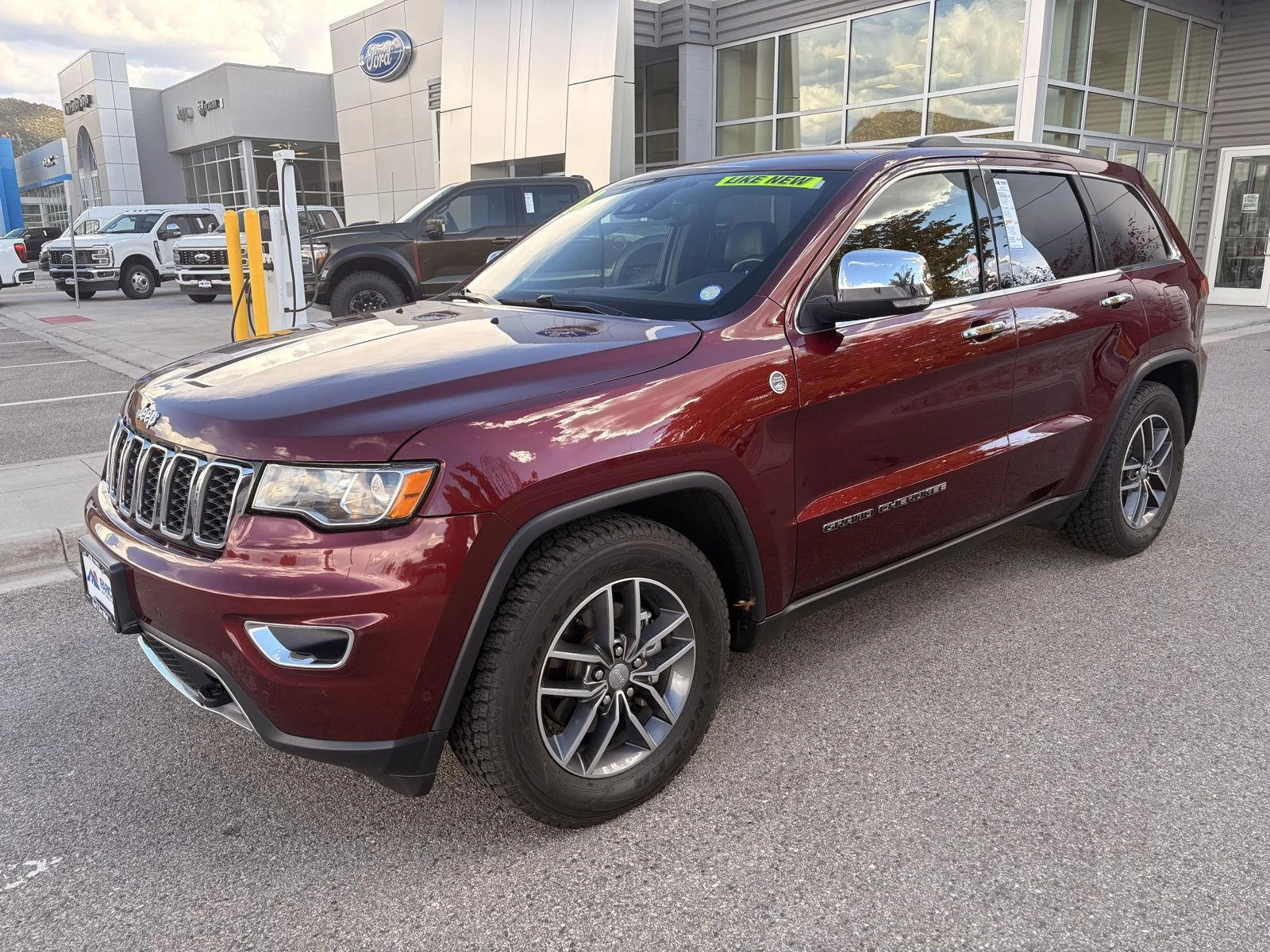 Used 2018 Velvet Red Pearlcoat Jeep Limited image 1