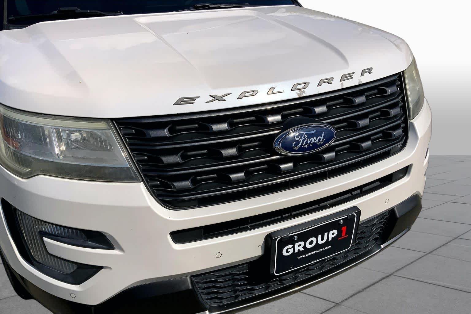 Used 2017 White Platinum Metallic Tri-Coat Ford XLT image 30