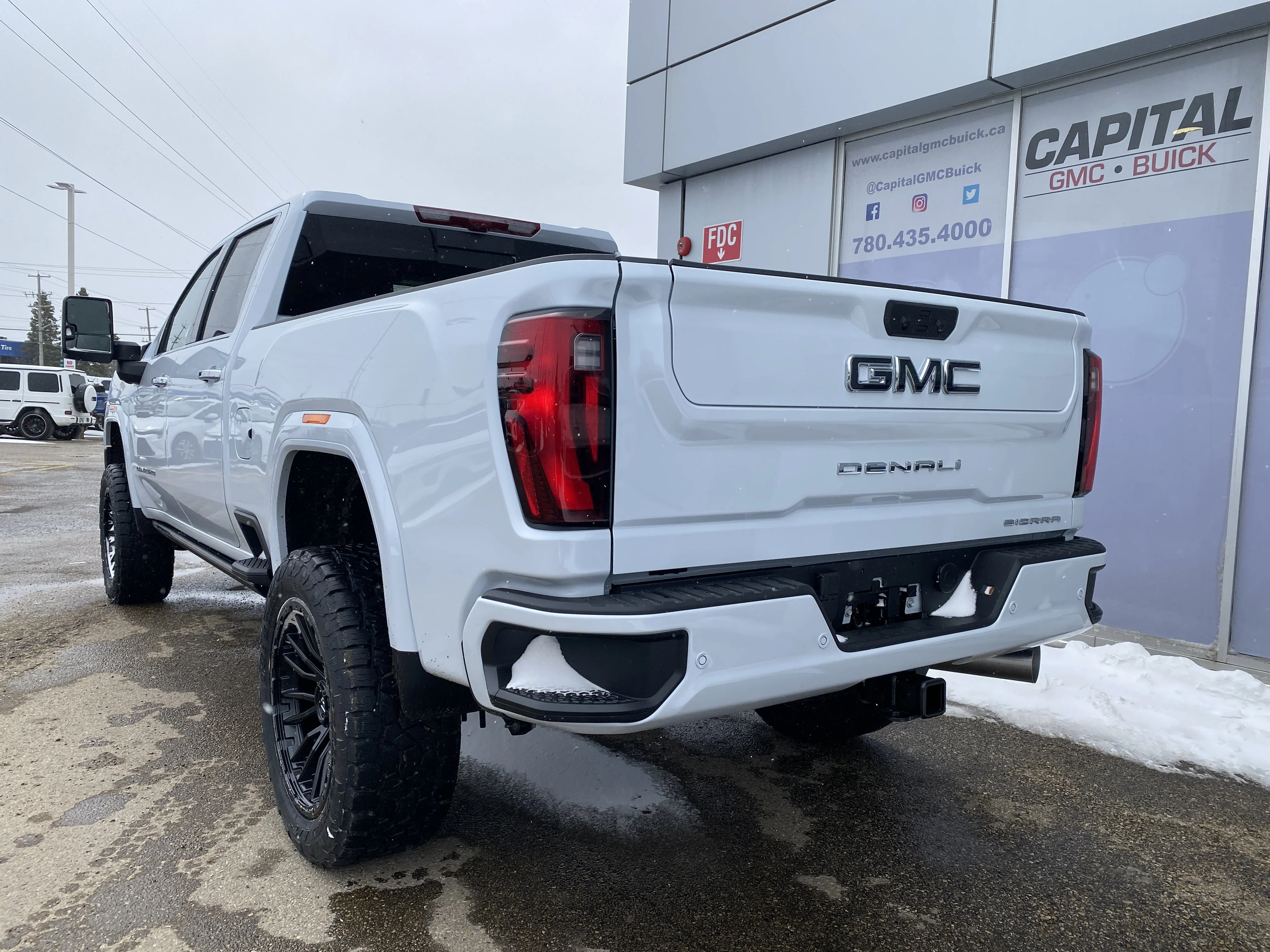 New 2026 GLACIER WHITE TRICOAT GMC Denali Ultimate image 4
