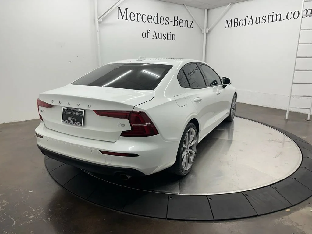 Used 2019 White Volvo T5 Momentum image 7