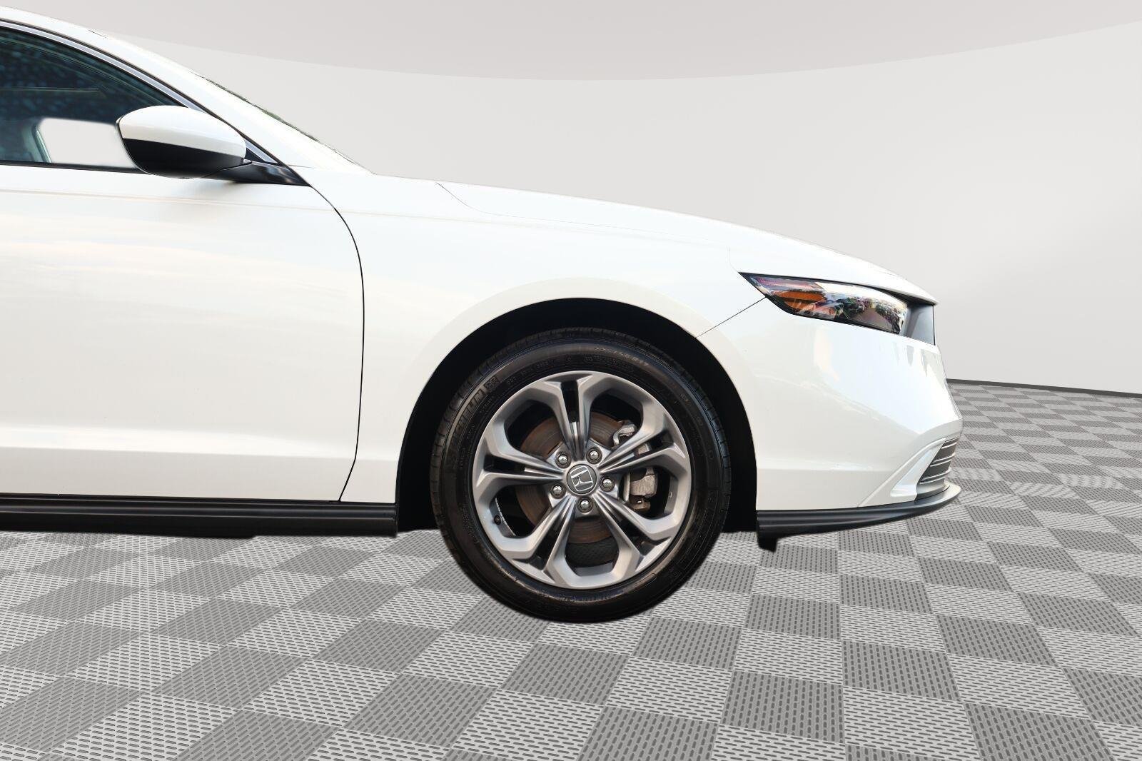 Used 2024 Platinum White Pearl Honda EX image 9