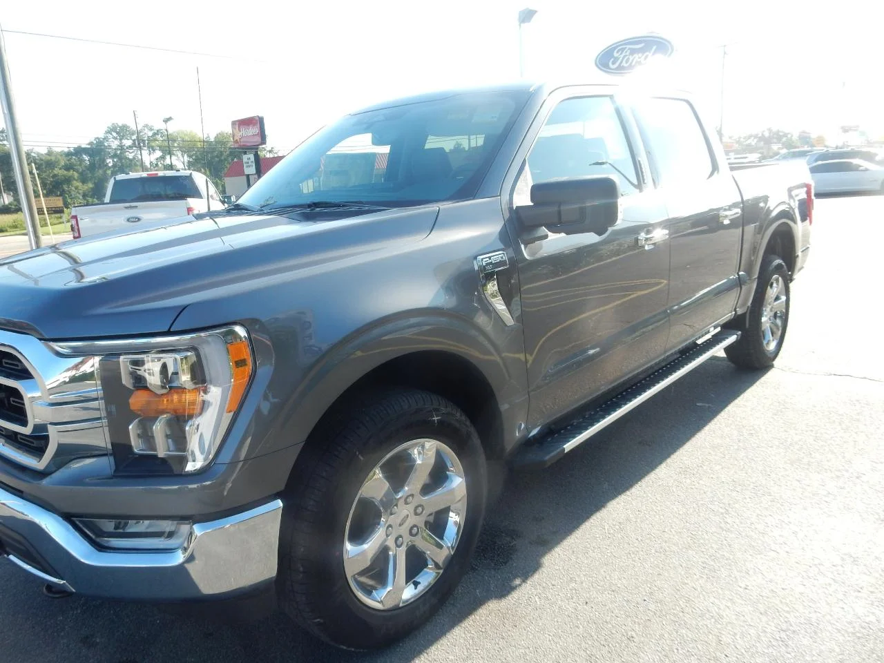 New 2022 Gray Ford XLT 4WD SUPERCREW 5.5 ft BO image 4
