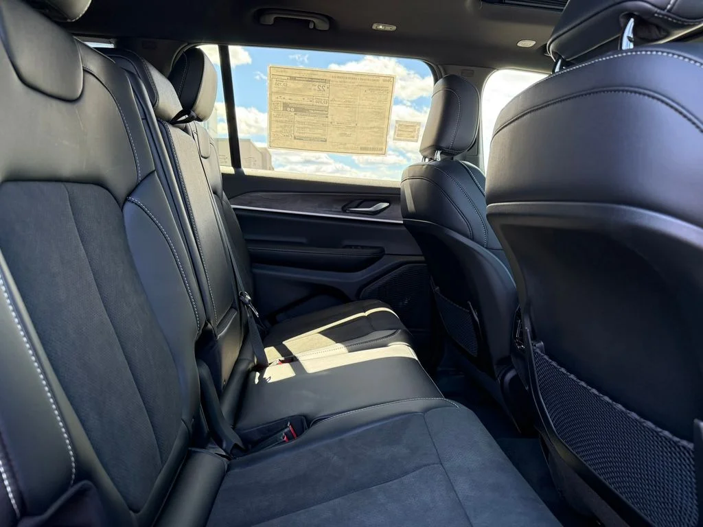 New 2026 Diamond Black Crystal Pearlcoat Jeep Laredo image 14