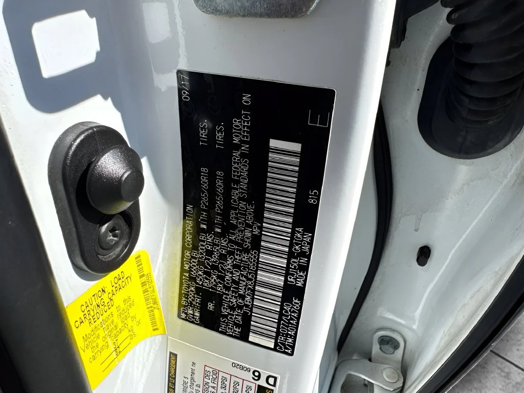 Used 2018 White Lexus 460 image 33