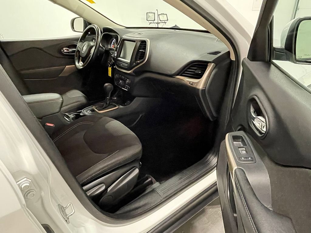 Used 2017 Bright White Clearcoat Jeep Latitude image 23