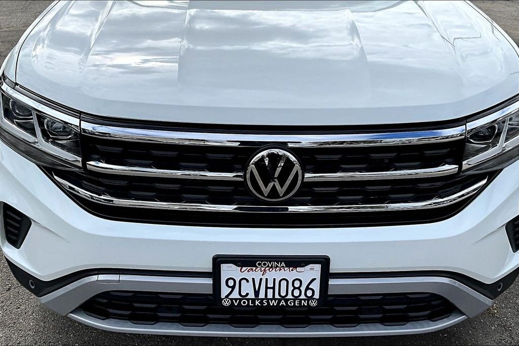 Used 2023 White Volkswagen 2.0T SE w/Technology image 32