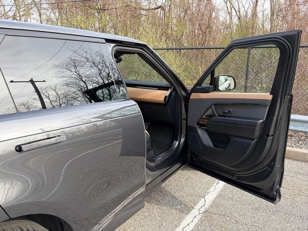 Used 2023 Gray Land Rover SE Dynamic image 14