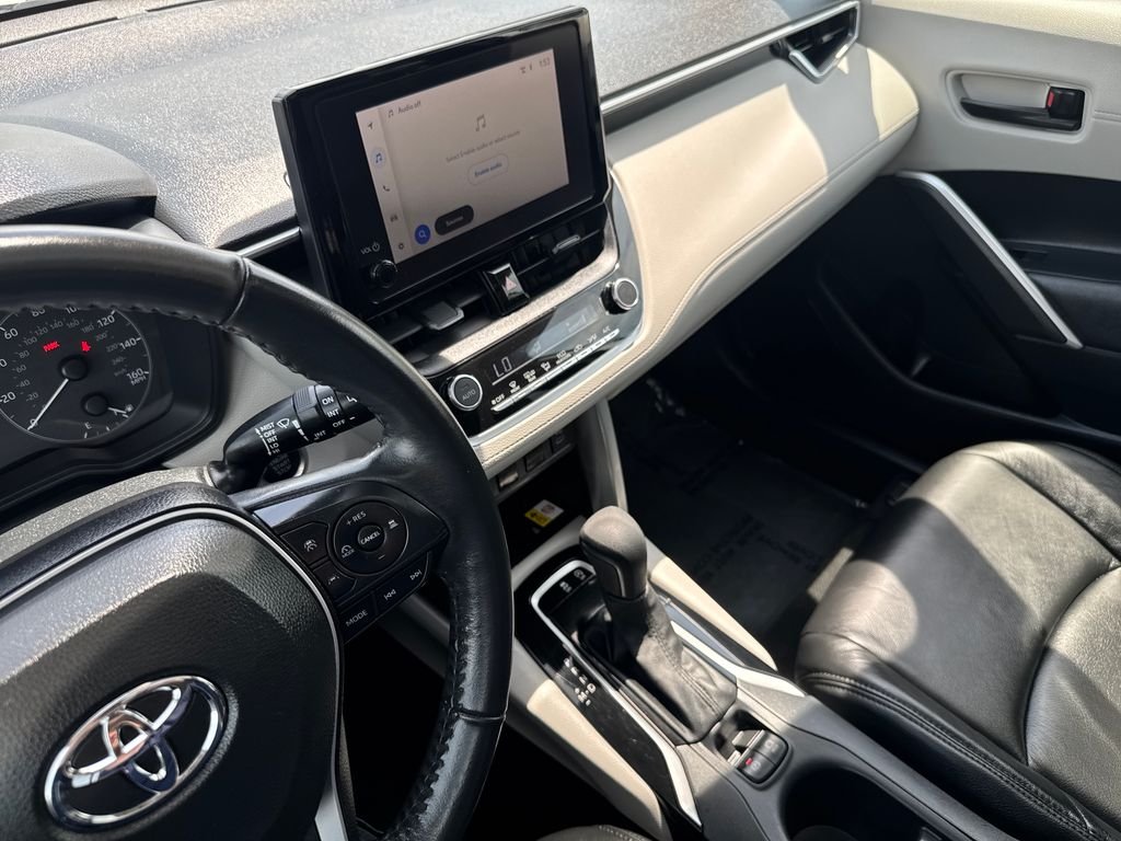Used 2023 Off-white Toyota LE image 22