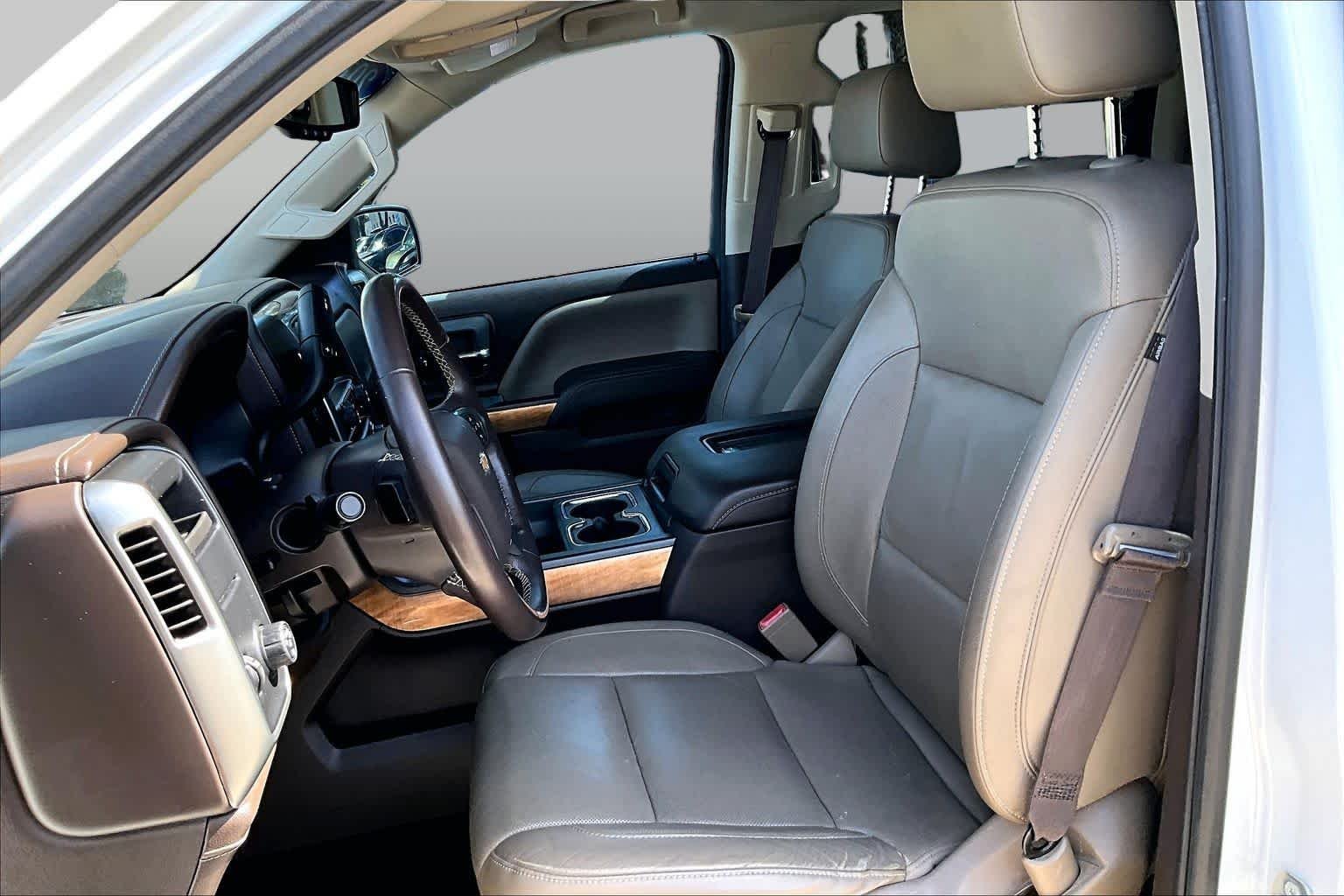 Used 2018 Iridescent Pearl Tricoat Chevrolet LTZ image 8