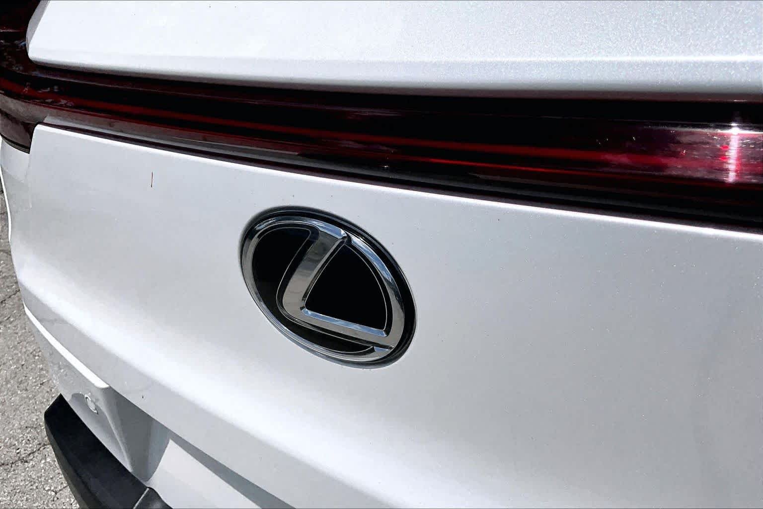 Used 2024 Eminent White Pearl Lexus Premium image 31
