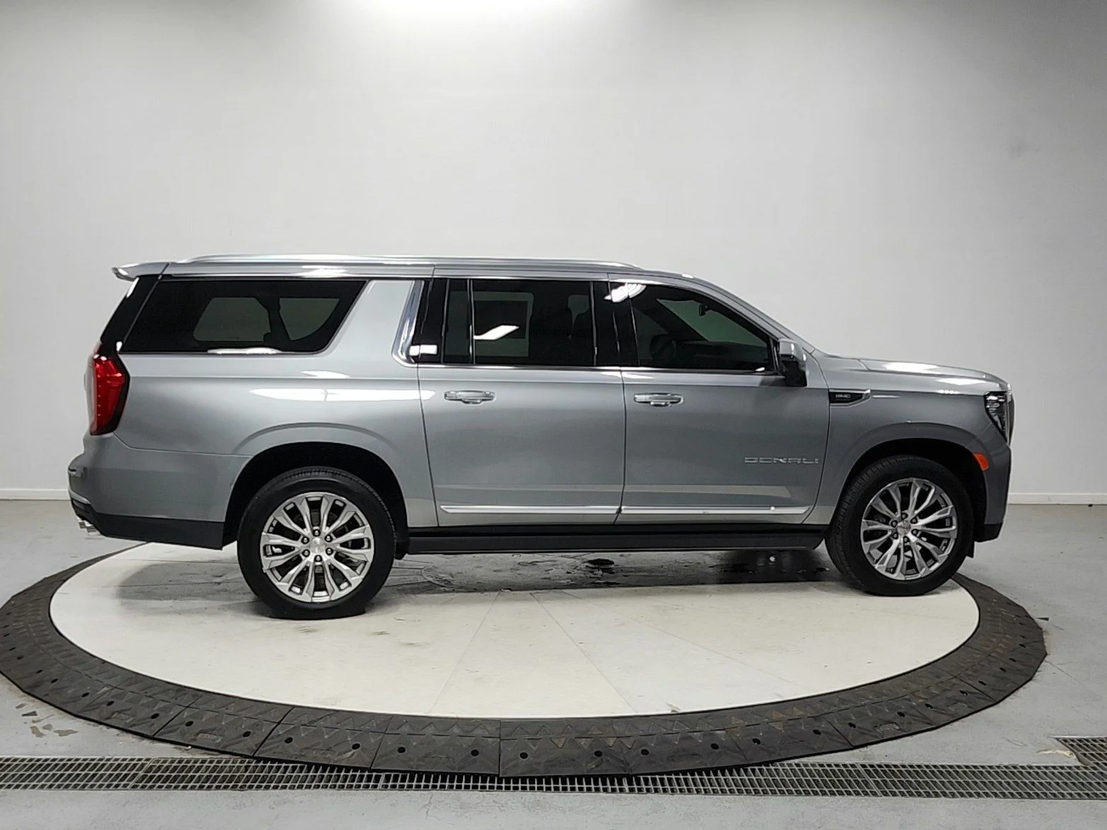 Used 2023 Silver GMC Denali image 8
